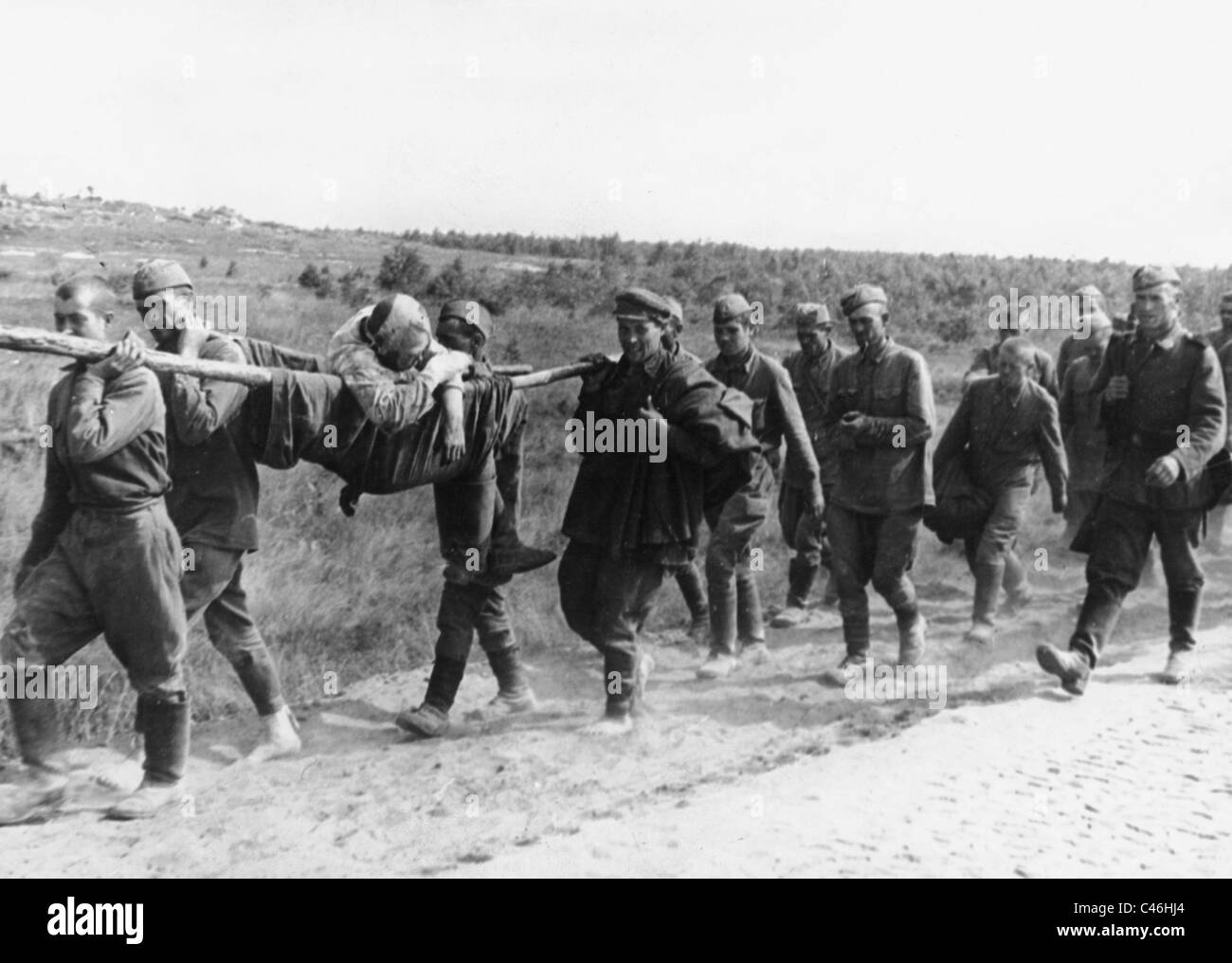 Russische Kriegsgefangene, die von deutschen Soldaten an der Ostfront, nach 1941 (s/w Foto) Stockfoto
