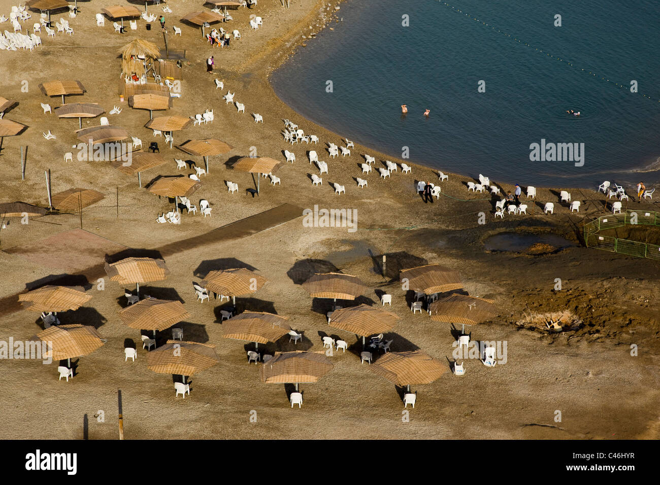 Luftaufnahme von einem der Strände des Toten Meeres Stockfoto