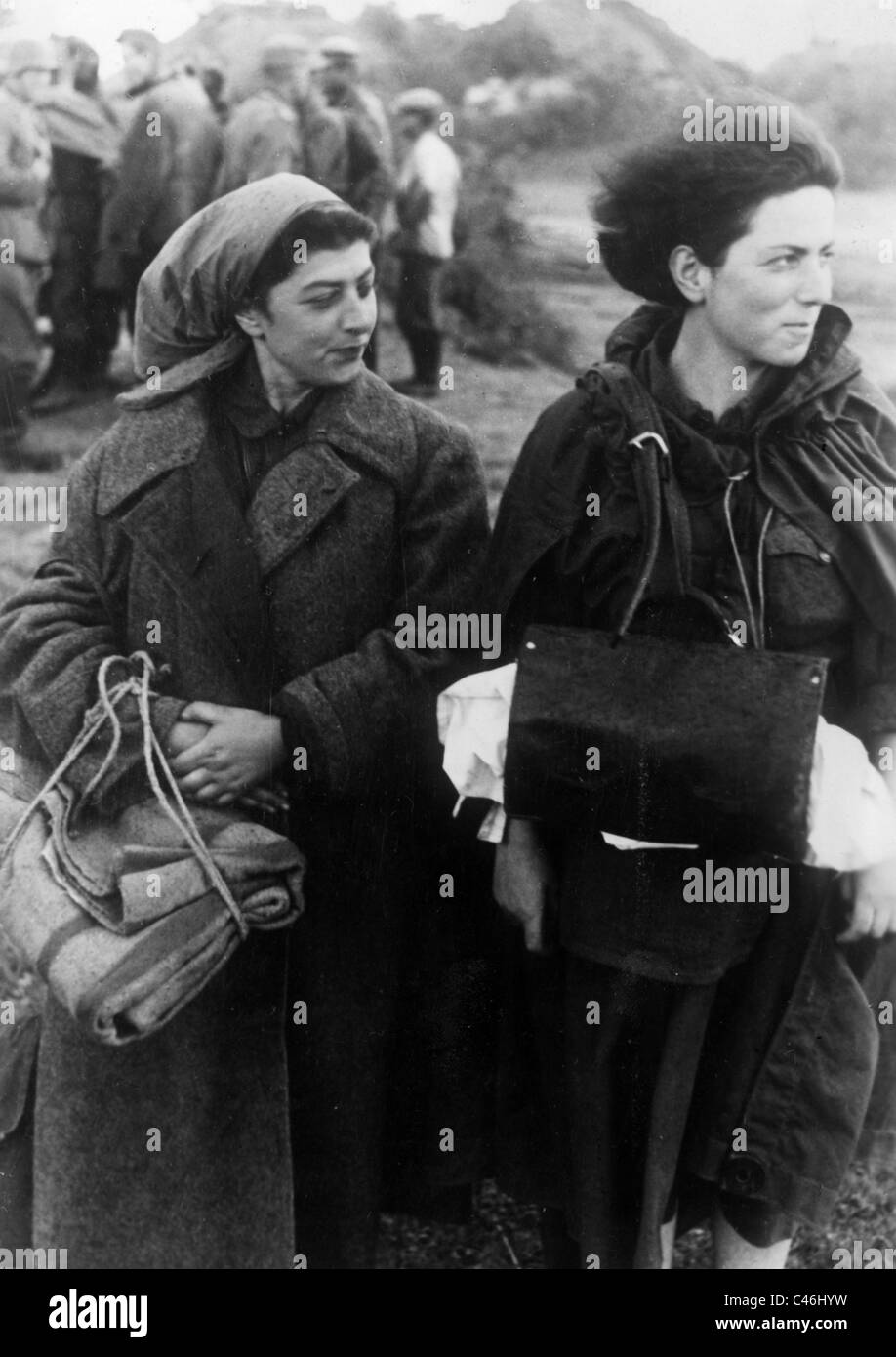 Weibliche Soldaten der Roten Armee, die als Gefangene an der Ostfront, nach 1941 (s/w Foto) Stockfoto