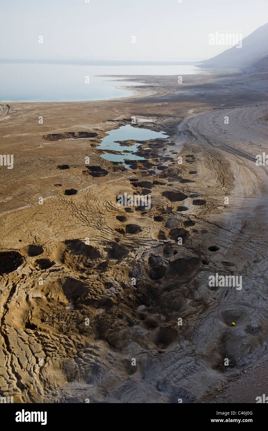 Luftaufnahme von Dolinen in der Nähe des Toten Meeres Stockfoto