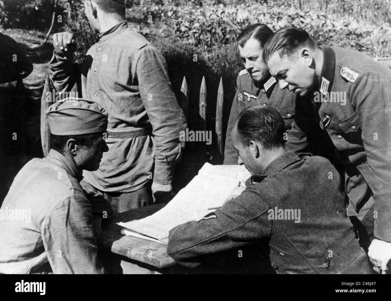 Zweiter Weltkrieg, russische Kriegsgefangene, die von deutschen Soldaten verhört Stockfoto
