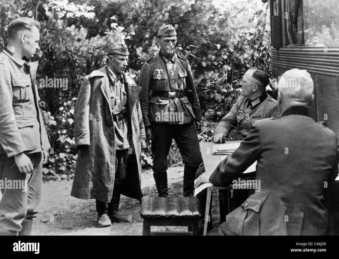 Zweiter Weltkrieg, russische Kriegsgefangene, die von deutschen Soldaten verhört Stockfoto