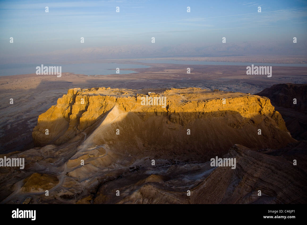 Luftaufnahme der archäologische Stätte von Masada und die Roman-Rampe gebaut von Lucius Flavius Silva während des Judian-Aufstands Stockfoto