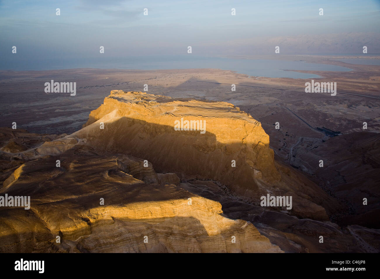 Luftaufnahme der archäologische Stätte von Masada und die Roman-Rampe gebaut von Lucius Flavius Silva während des Judian-Aufstands Stockfoto