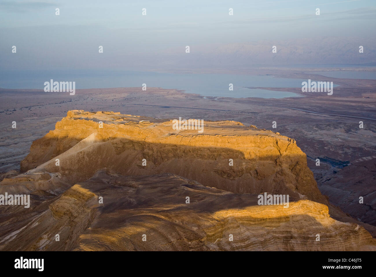 Luftaufnahme der archäologische Stätte von Masada und die Roman-Rampe gebaut von Lucius Flavius Silva während des Judian-Aufstands Stockfoto