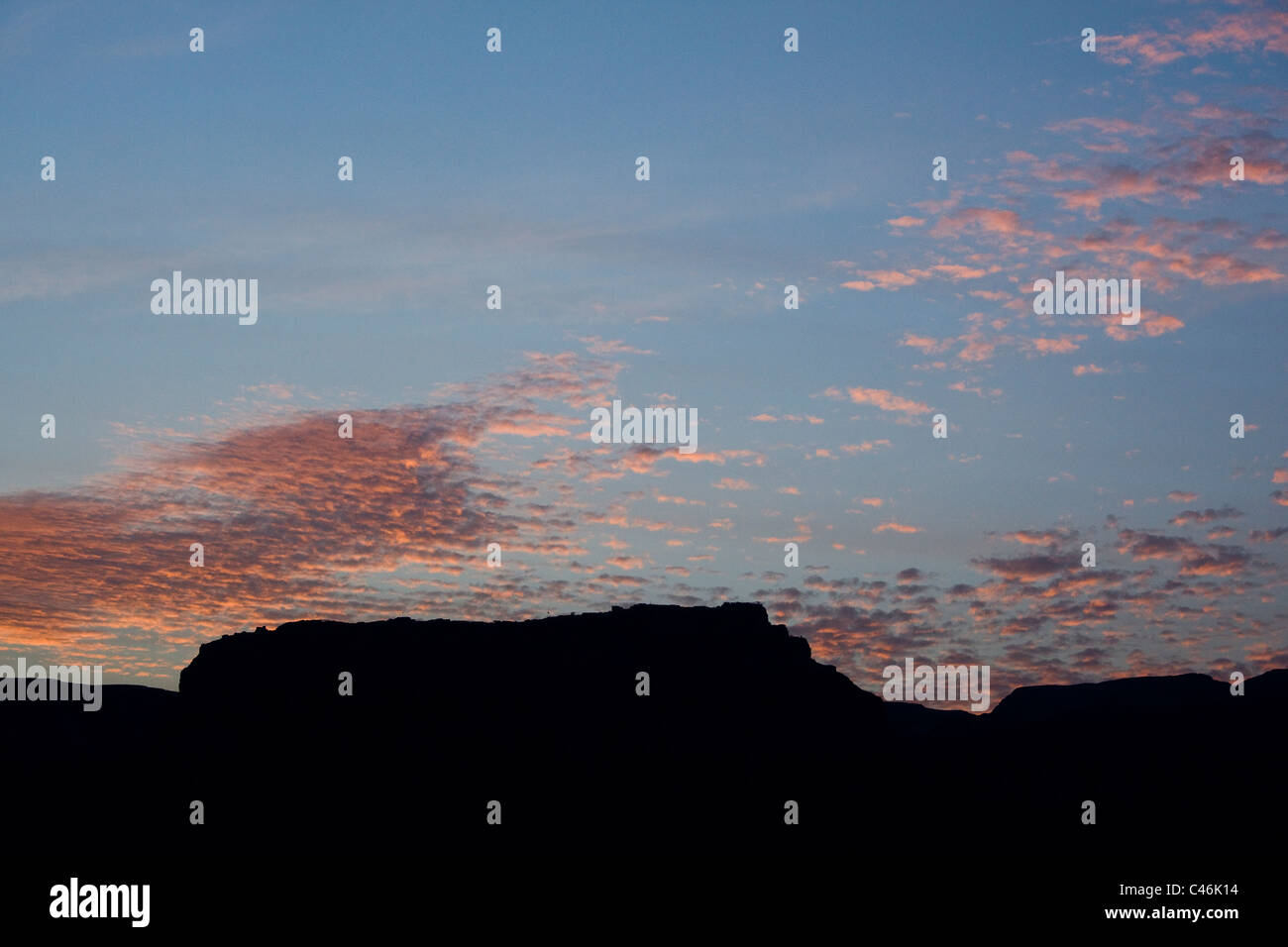 Sonnenaufgang über dem archäologischen Aufstellungsort von Masada Stockfoto