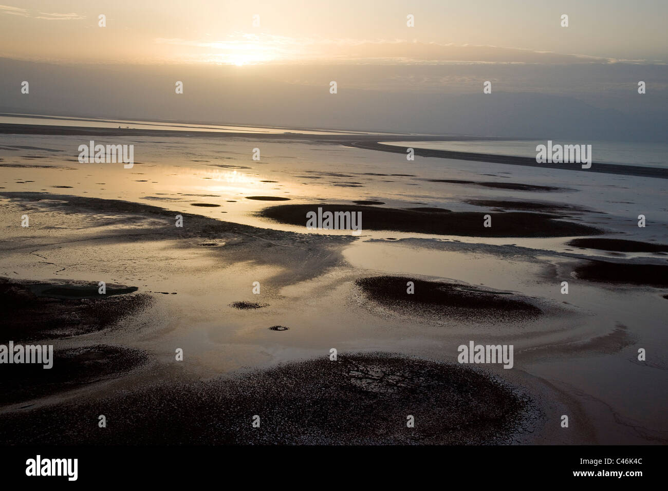 abstrakte Sicht auf die südlichen Becken des Toten Meeres bei Sonnenaufgang Stockfoto