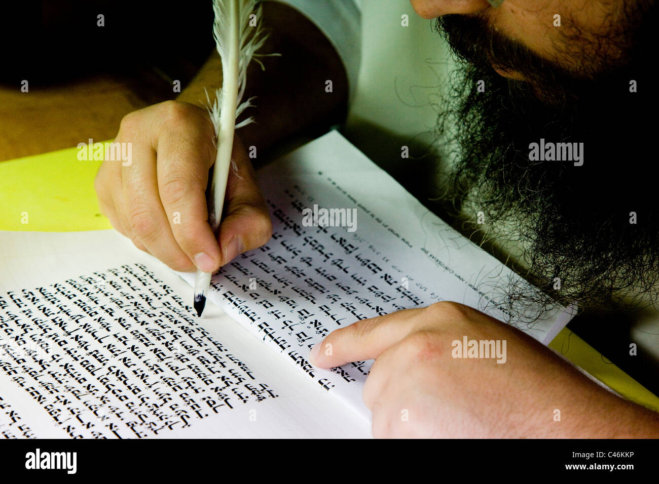 Foto ein orthodoxer Jude, macht die Arbeit von Kopisten der Schriften Stockfoto