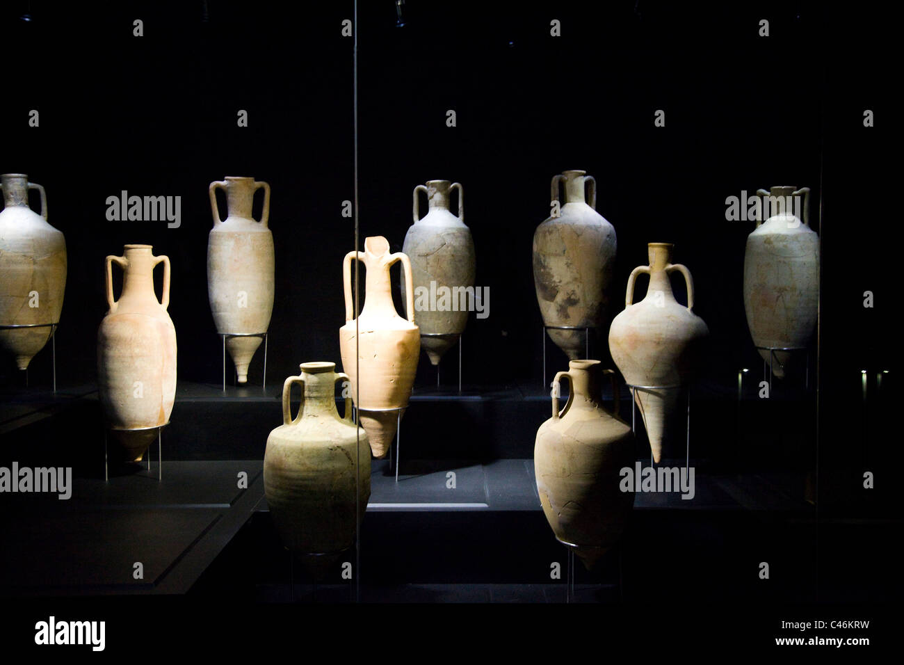 Foto von einem Keramik-Glas auf dem Display an der Masada Museum archäologische Artefakte Stockfoto