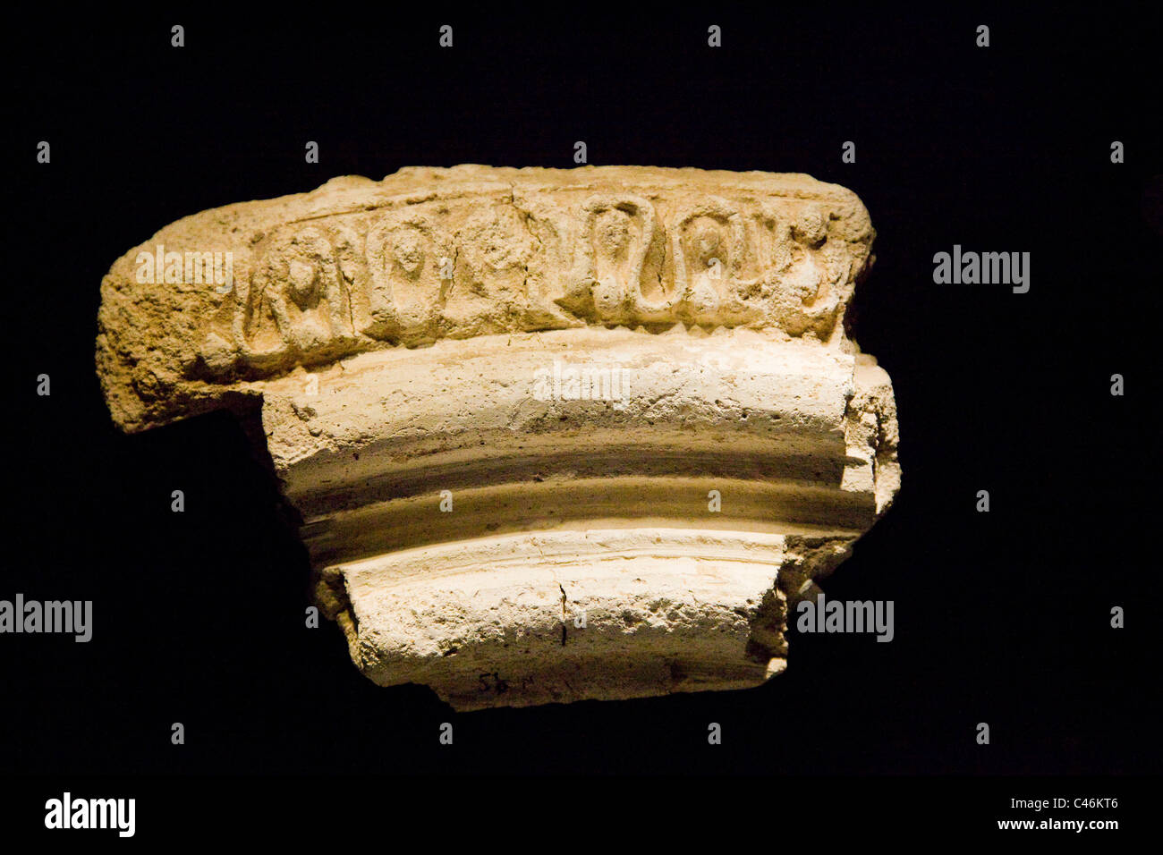 Nahaufnahme auf einer Frugment von einem alten Pol von der archäologischen Stätte von Masada ausgegraben Stockfoto