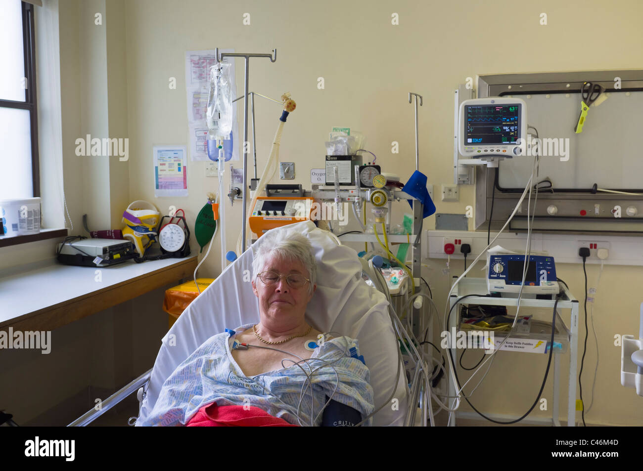 Ältere Frau Herzinfarkt-Patienten in Reanimation Einheit in Notaufnahme Abteilung des NHS Krankenhaus überwacht. Wales UK Stockfoto