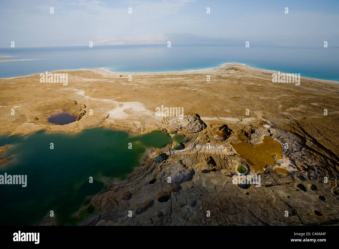 Luftaufnahme von Dolinen in der Nähe des Toten Meeres Stockfoto
