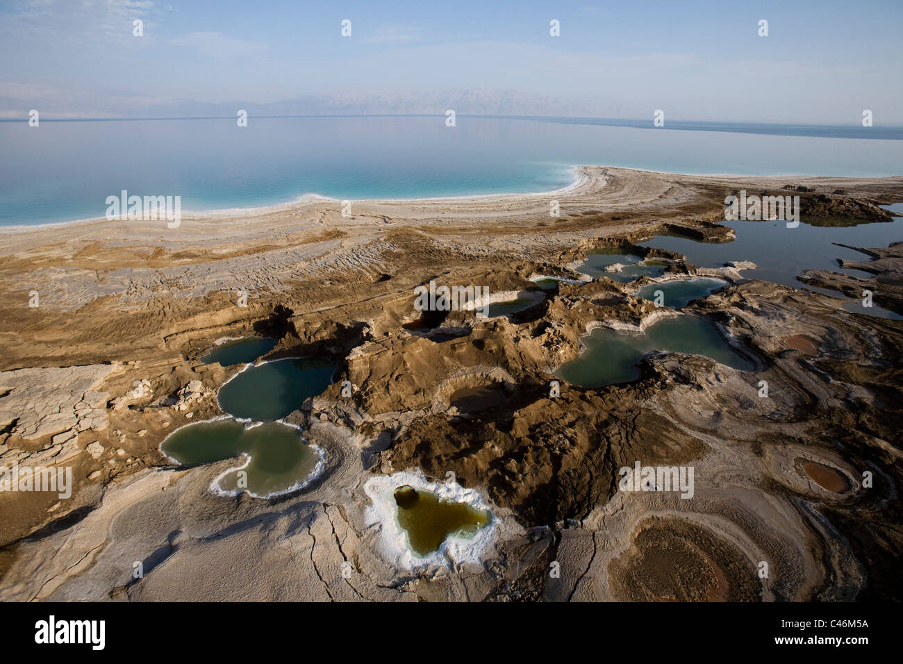 Luftaufnahme von Naturbrücken in den Ufern des Toten Meeres Stockfoto