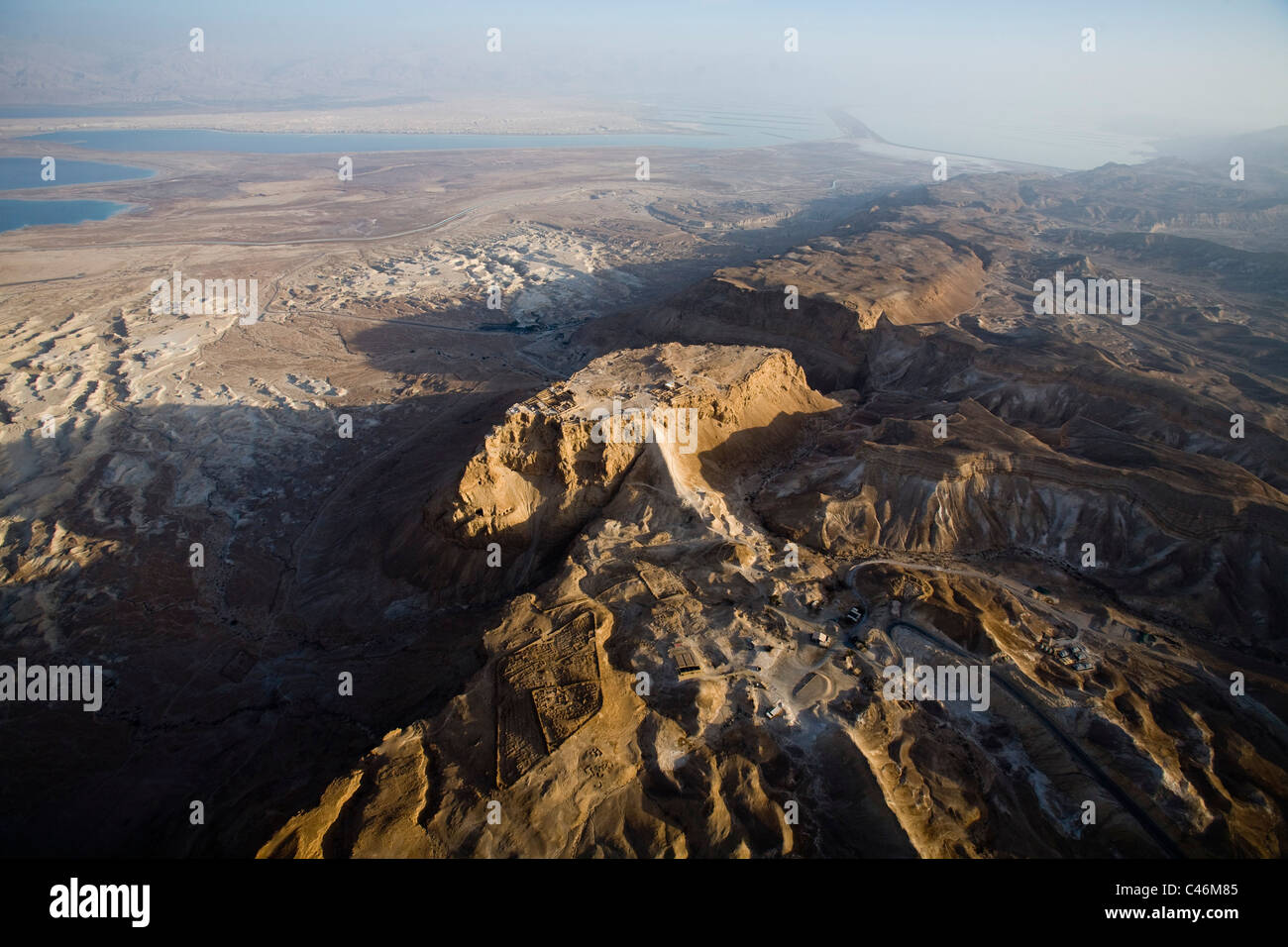 Luftaufnahme der archäologische Stätte von Masada und die römischen Rampe bauen zwischen 66 n. Chr. bis 73 n. Chr. während der großen Aufstand Stockfoto