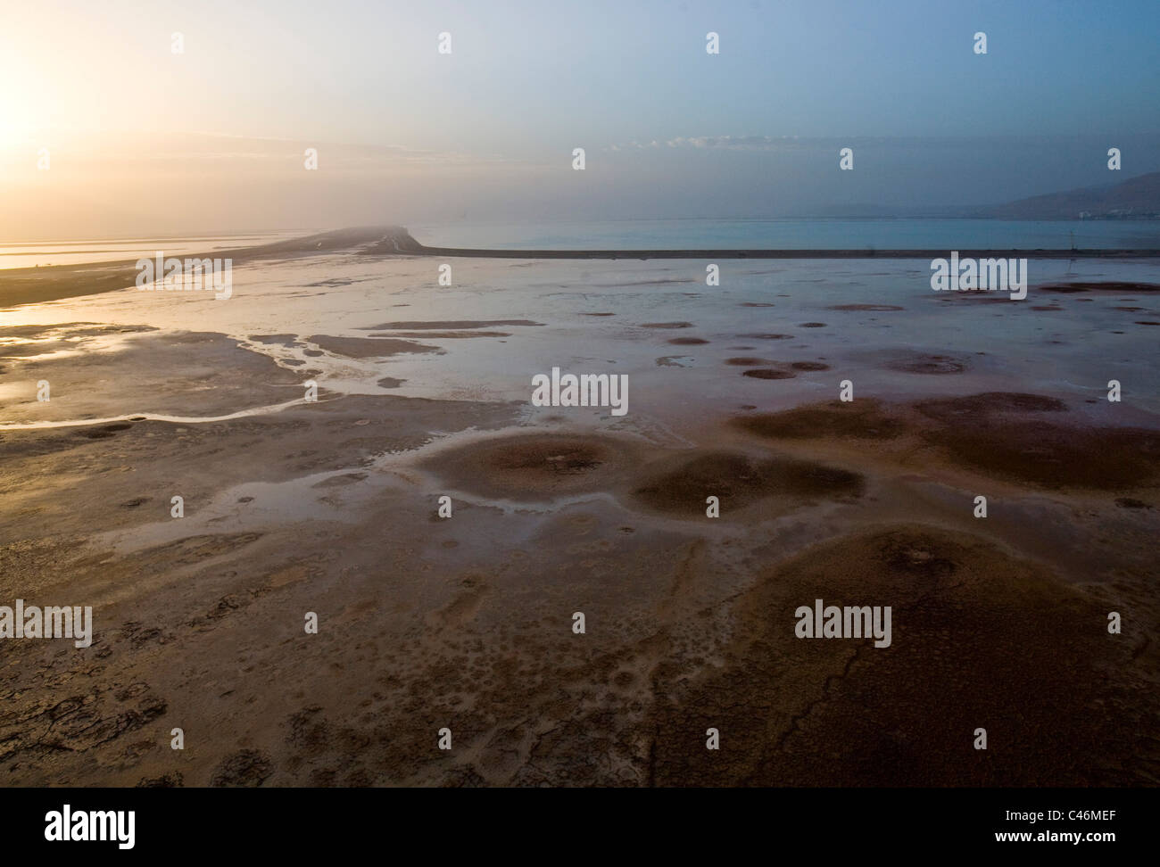 Abstrakte Ansicht des Toten Meeres in der Morgendämmerung Stockfoto