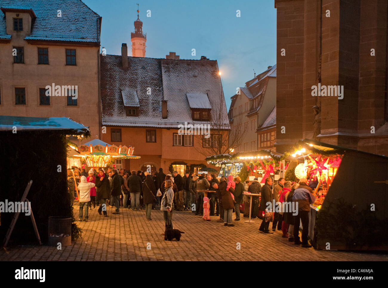 mittelalterliche alte Stadt Rothenburg Ob der Tauber in Deutschland, Bayern, mit historischen Gebäuden beim Weihnachtsmarkt am Abend Stockfoto