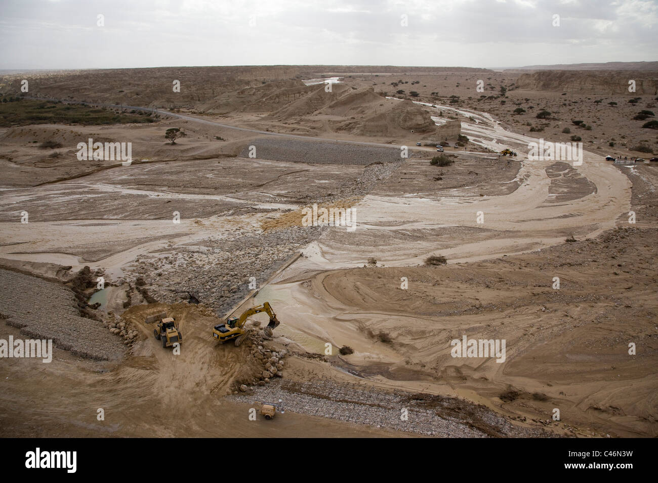 Luftaufnahme von ein paar Traktoren bauen eines Dammes auf eines der Judäischen Wüste Bächen nach einer Überschwemmung Stockfoto