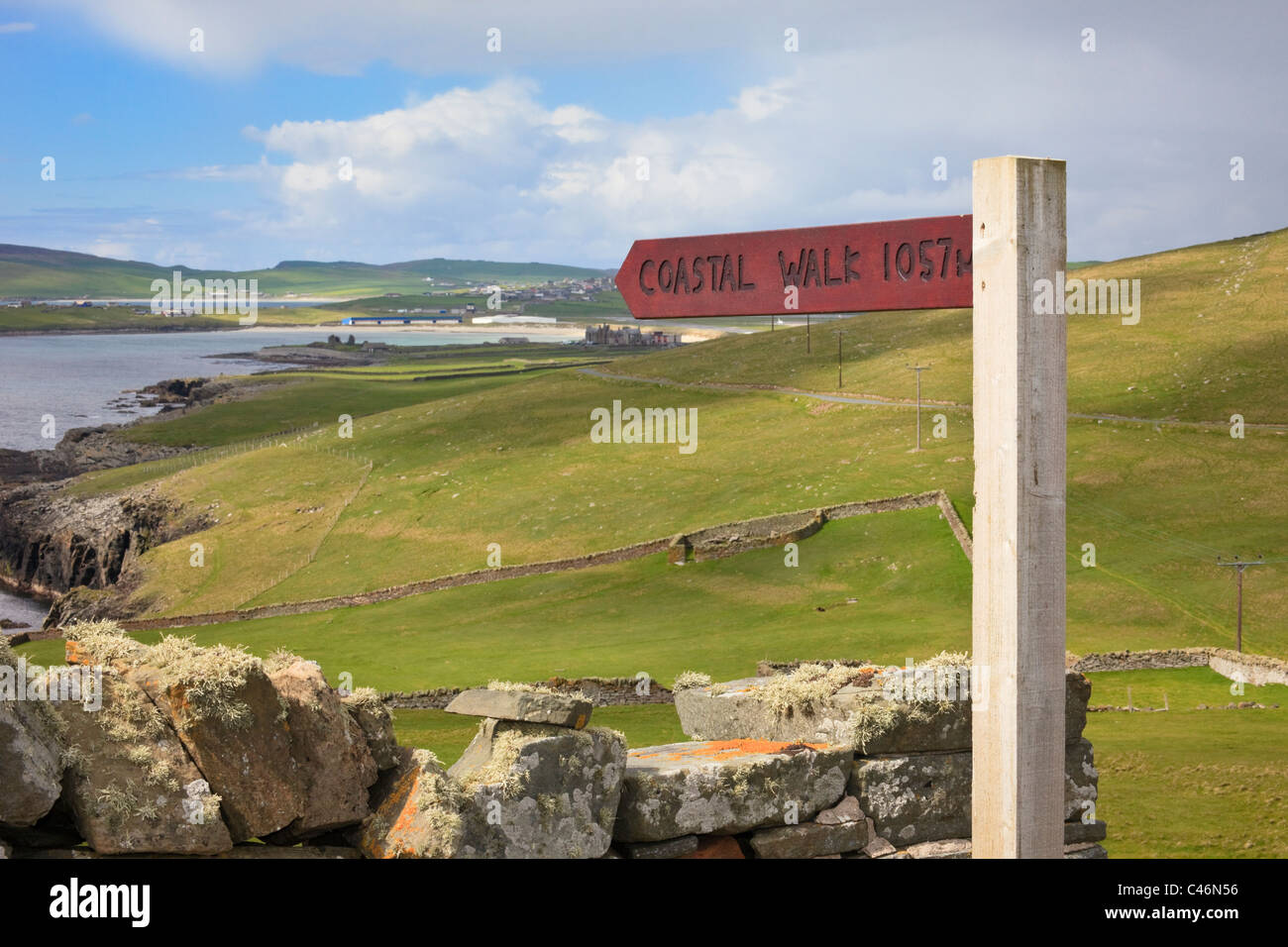 An der Küste zu Fuß weg Wegweiser und Blick entlang der Küste von Sumburgh Head. Sumburgh, Shetland Inseln, Festland, Schottland, Großbritannien, Großbritannien Stockfoto