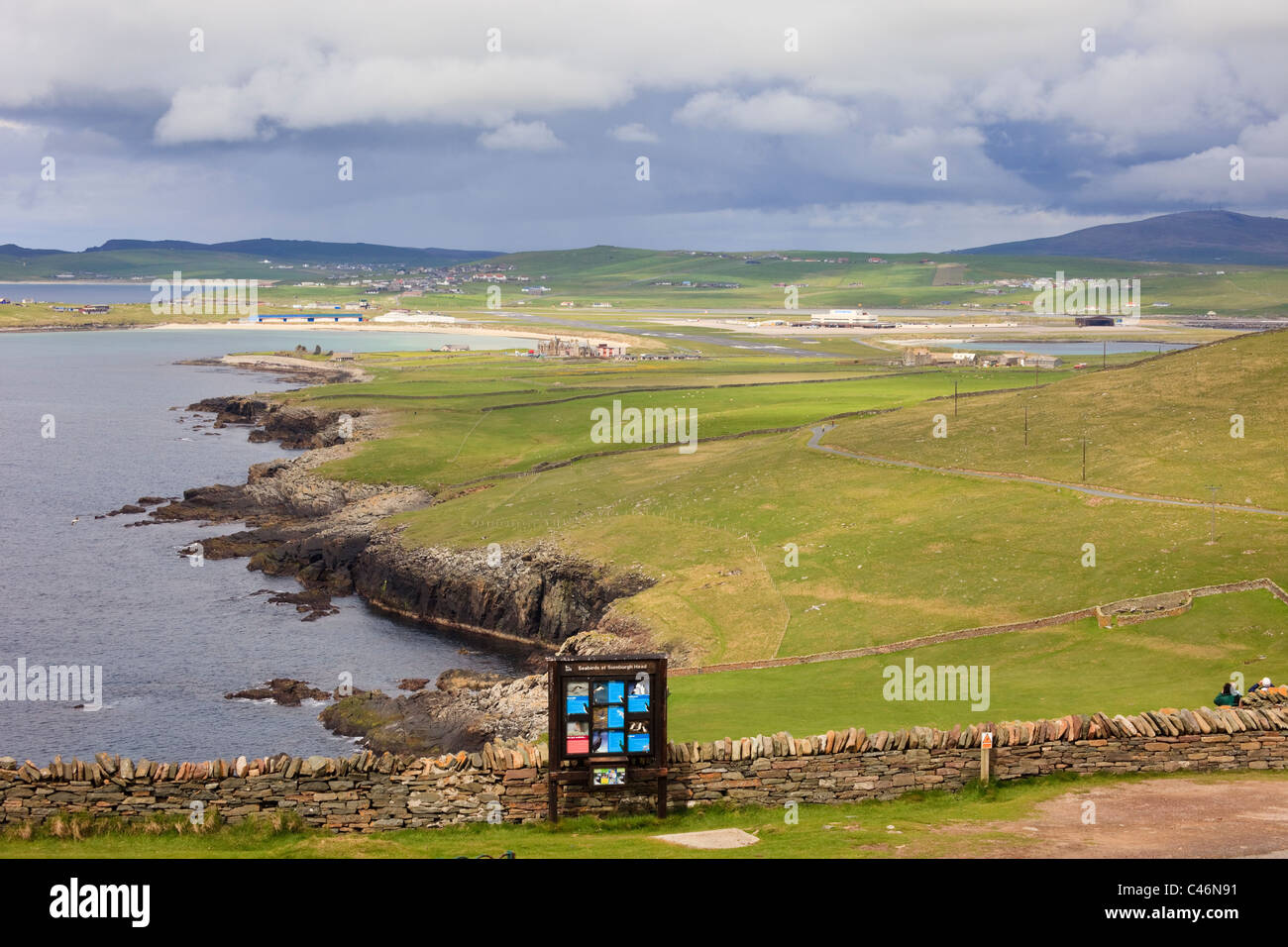 Blick entlang der Küste zum Flughafen von Sumburgh Head bei Sumburgh, South Mainland, Shetland-Inseln, Schottland, UK, Großbritannien Stockfoto