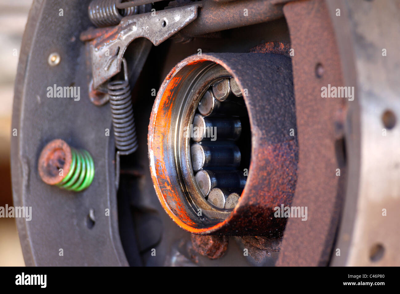 LKW Hinterrad Lager und Bremse Montage in Reparatur Stockfoto