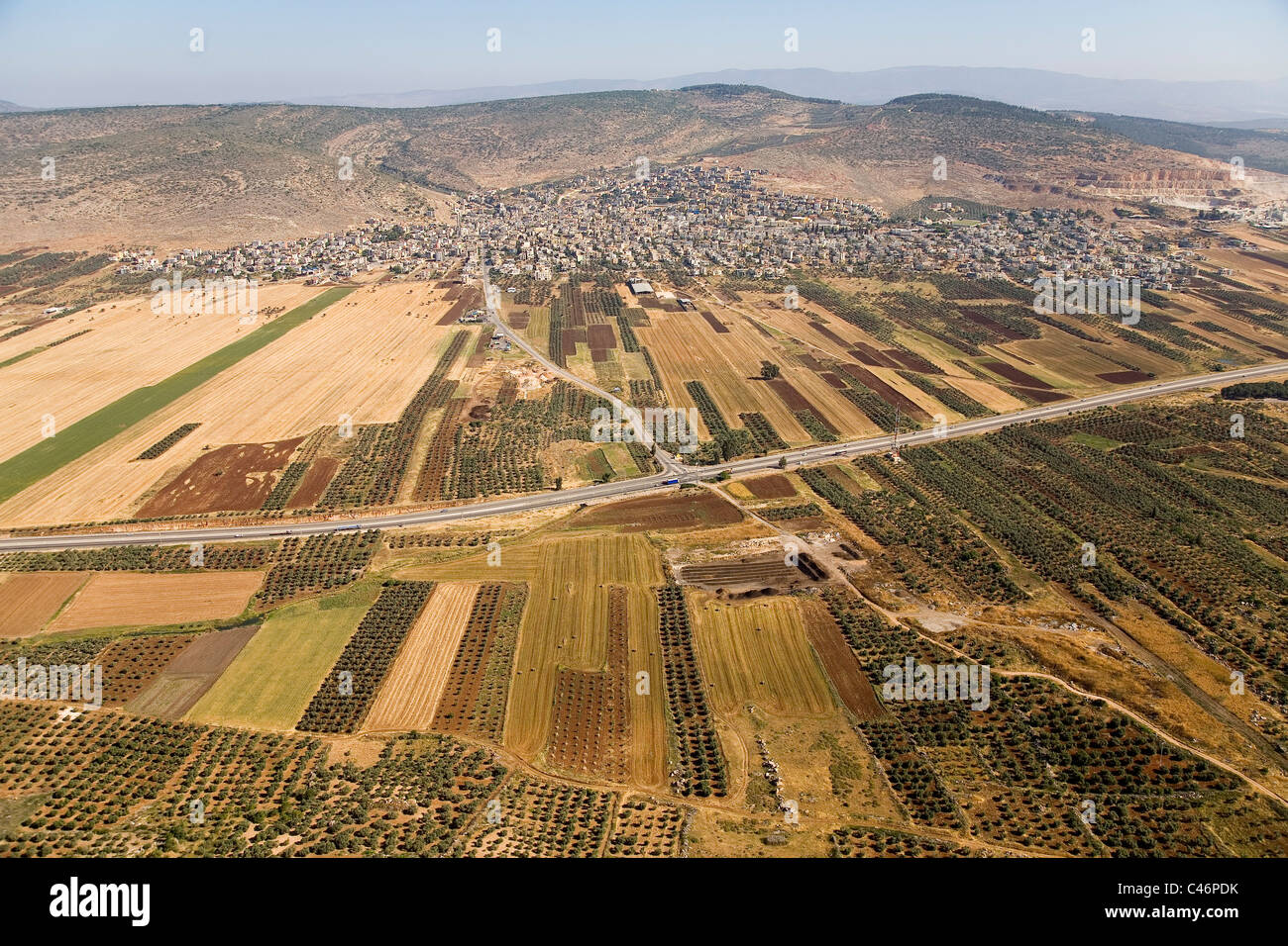 Luftaufnahme des Dorfes Tor'an in der unteren Galiläa Stockfoto