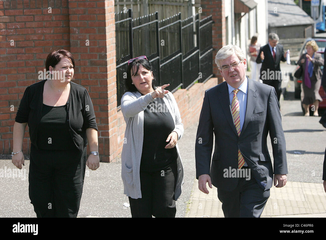 Ein Tánaiste (Irisch Vizepremierminister) Eamon Gilmore Whitewell Road-Bereich Mitglieder von größeren Whitewell Com zeigt Stockfoto