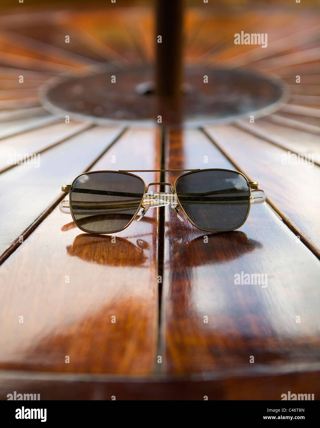 Aviator Sonnenbrillen sitzen auf einem Holztisch Stockfoto