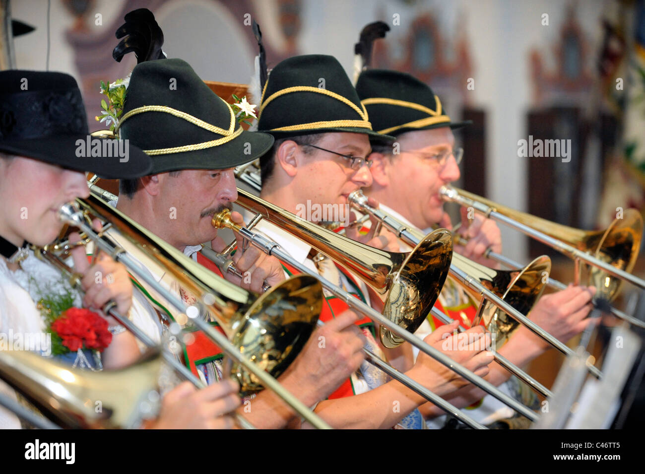 Musiker in typisch bayerischer Tracht auf Volksfest in Bayern, Deutschland Stockfoto
