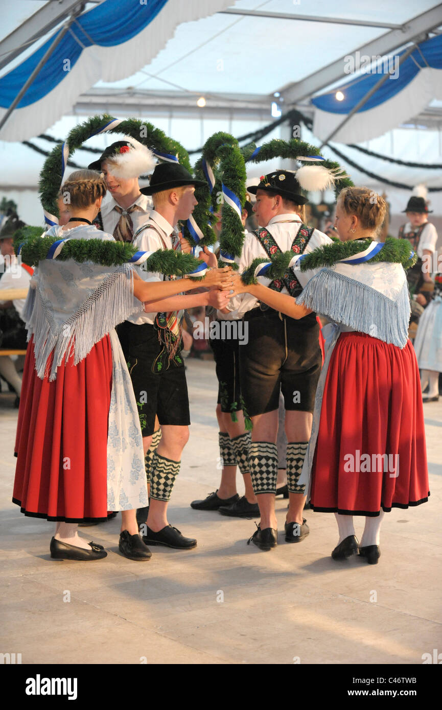 Trachtentanz bayern -Fotos und -Bildmaterial in hoher Auflösung – Alamy