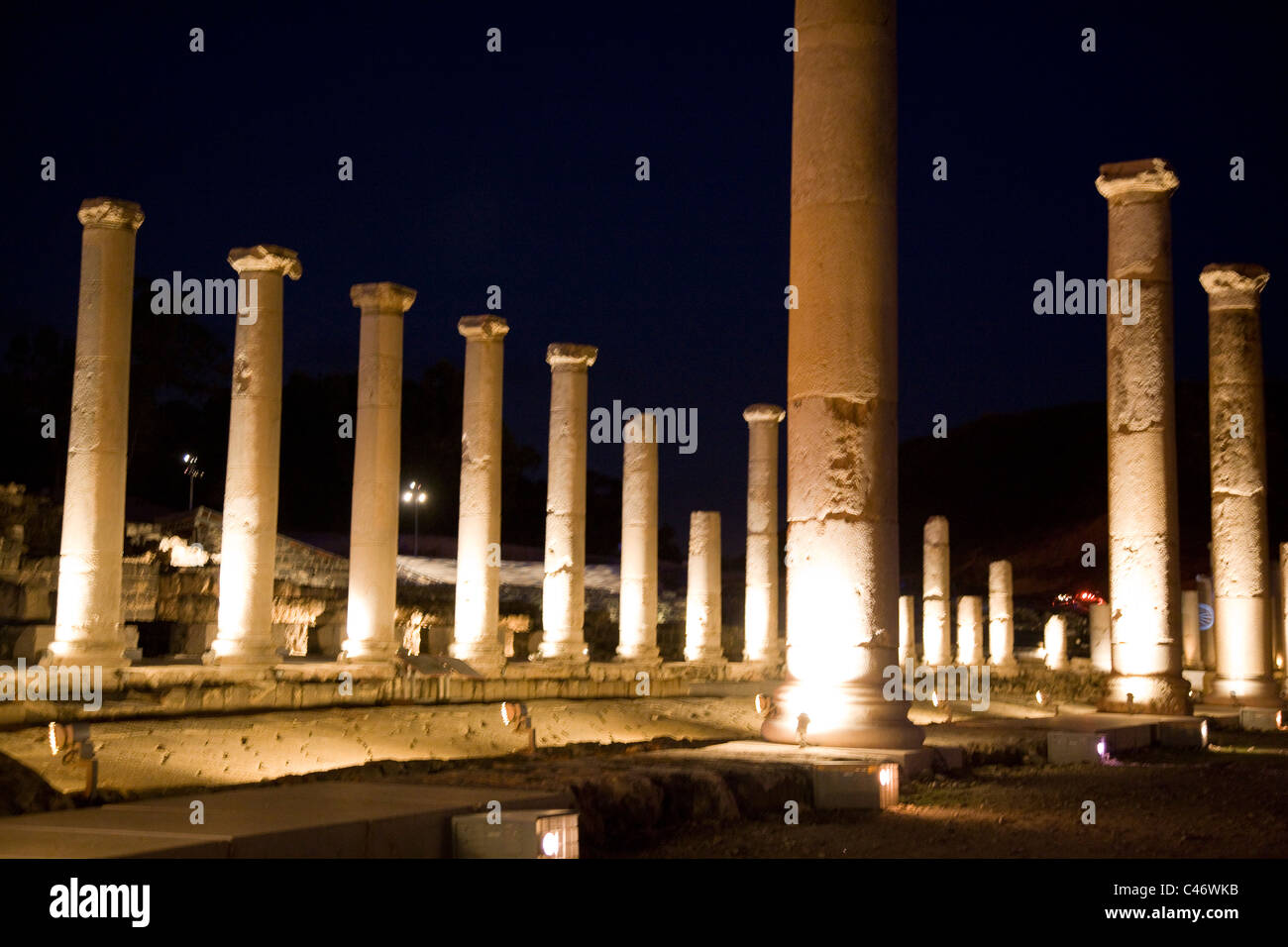 Die Ruinen der römischen Stadt von Beit Shean auf das Jordantal nachts fotografieren Stockfoto