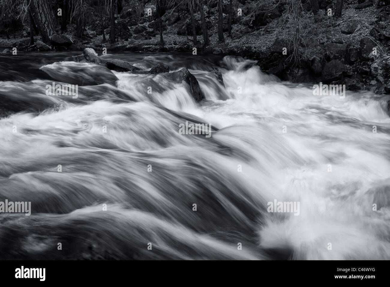 Kreatives slow motion seidig weißen Wasser fließt über rapids Merced River Yosemite National Park Frühling saison Abfluss Stockfoto