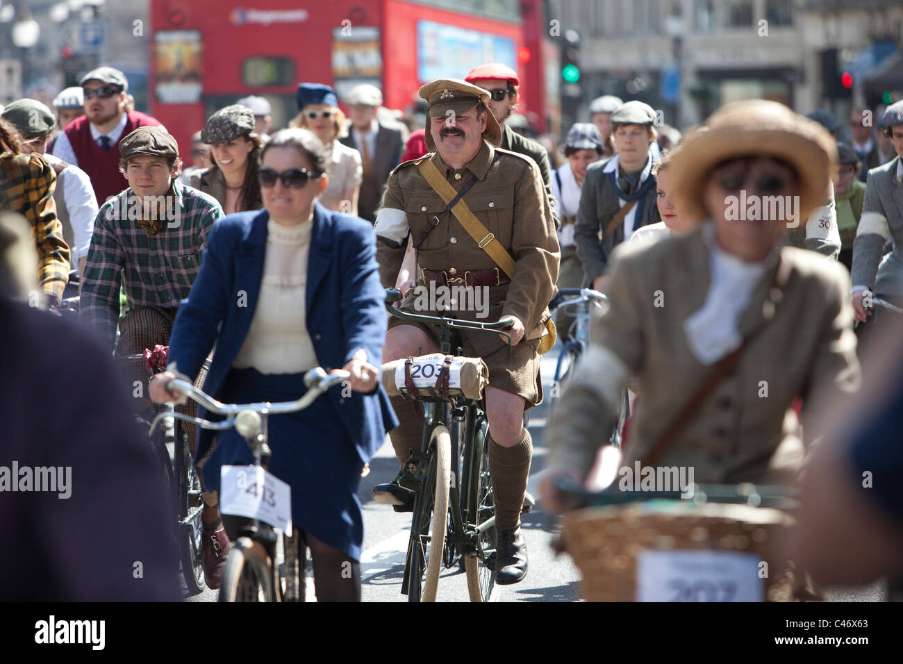 Der Tweed Run, London, UK, 11. April 2011: die Fahrt geht weiter entlang der Regents Street Stockfoto