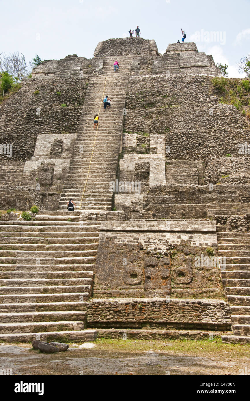 Hohen Tempel der Yucatec Maya mesoamerikanischen archäologische Stätte von Lamanai ('getauchten Krokodil") Stockfoto