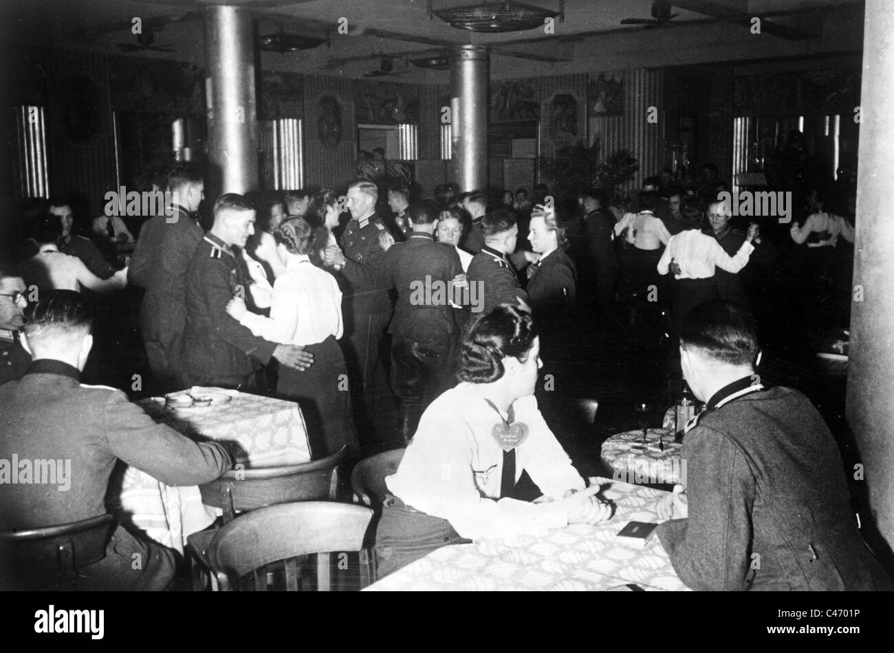 Gesellschaftsabend der deutschen Wehrmacht im besetzten Frankreich, 1941 Stockfoto