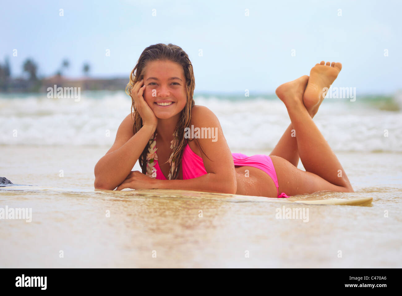 TeenagerMädchen in rosa Bikini tragen eine Blume Lei mit ihrem