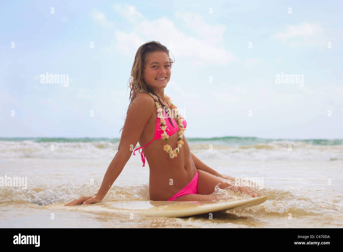 TeenagerMädchen in rosa Bikini tragen eine Blume Lei mit ihrem