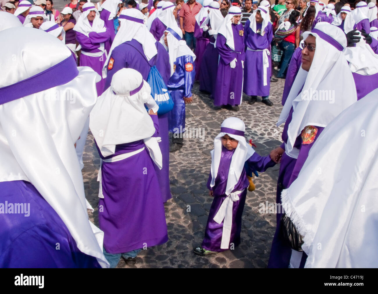 Karwoche (Semana Santa) Büßer in Antigua tragen lila Rebes Teilnahme als cucuruchos Stockfoto