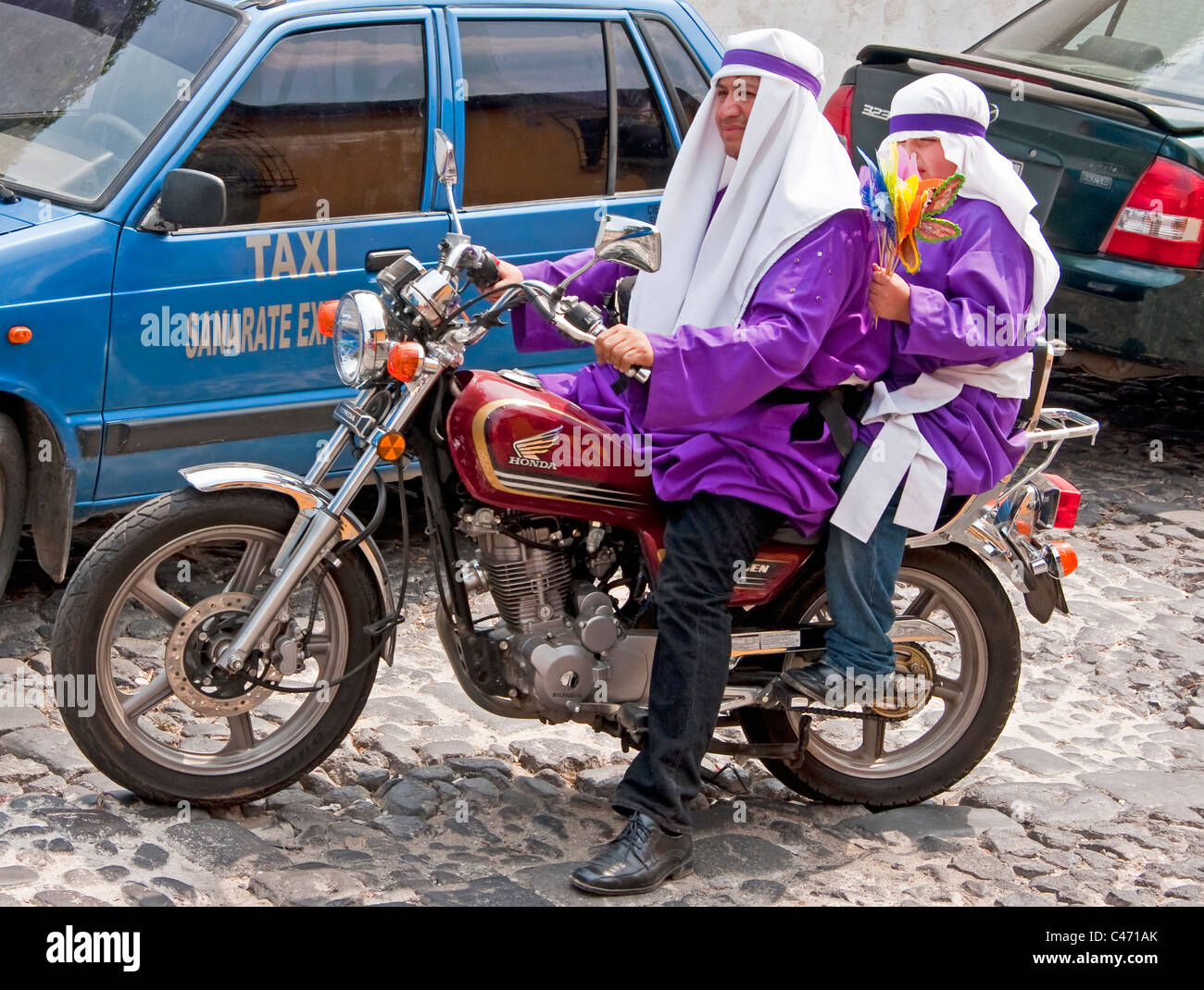 Karwoche (Semana Santa) Büßer tragen lila Rebes Ankunft in Antigua mit dem Motorrad Stockfoto