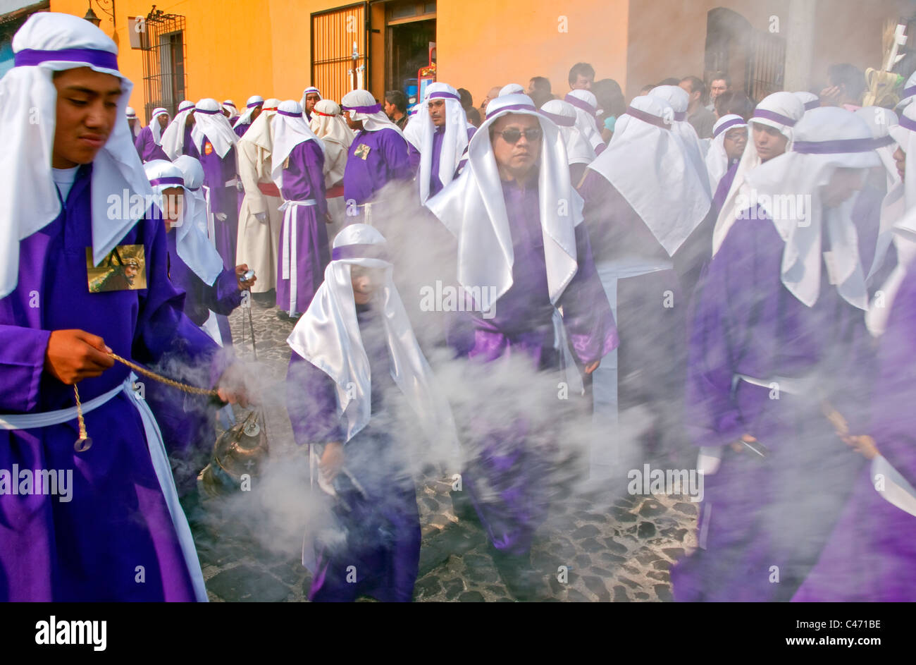 Karwoche (Semana Santa) Büßer in Antigua füllen die Straße mit dem Rauch von ihren schwingenden Laternen Stockfoto