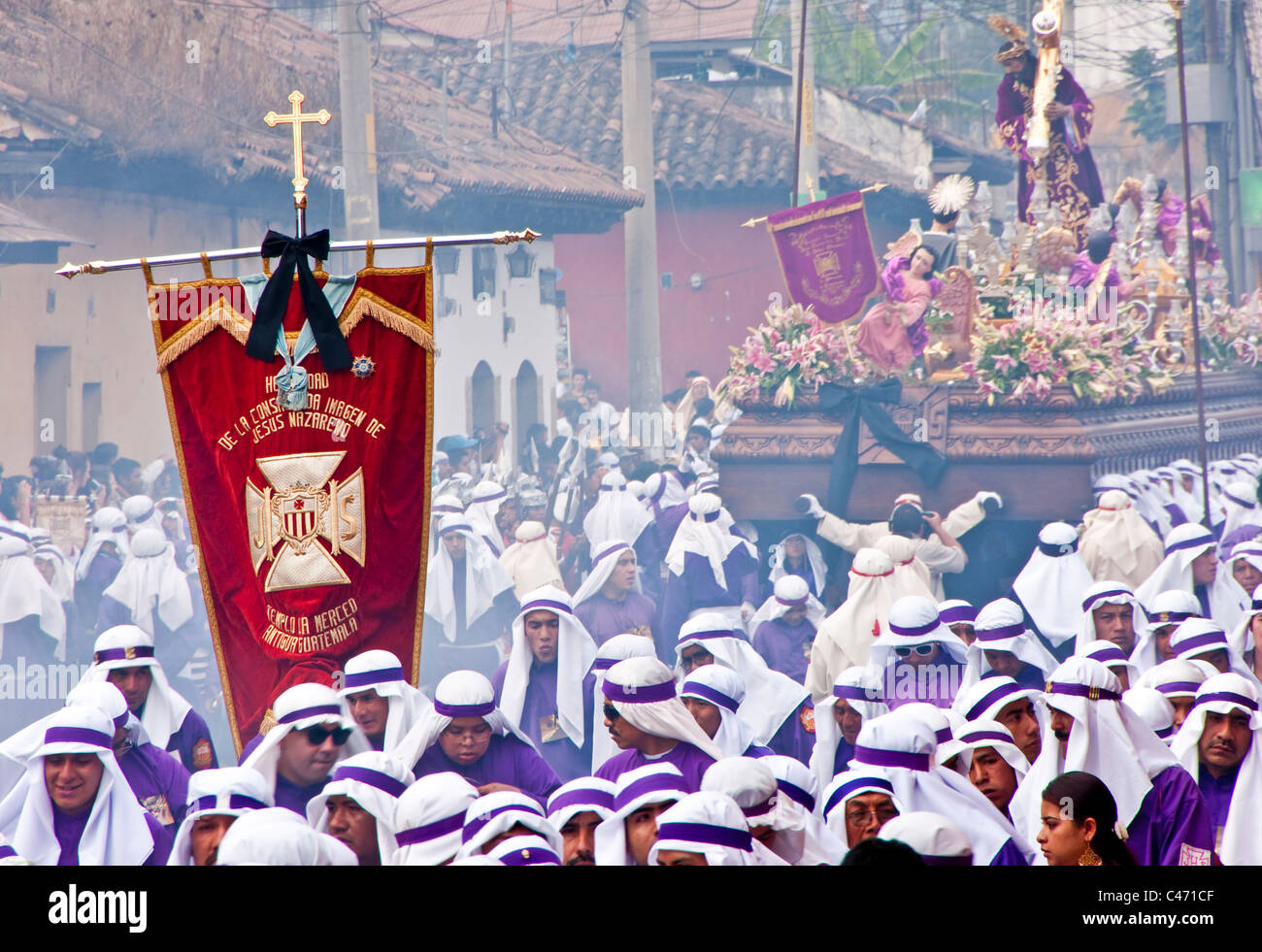 Karwoche (Semana Santa) Büßer in Antigua tragen lila Rebes Teilnahme als Cucuruchos in der jährlichen religiösen processi Stockfoto