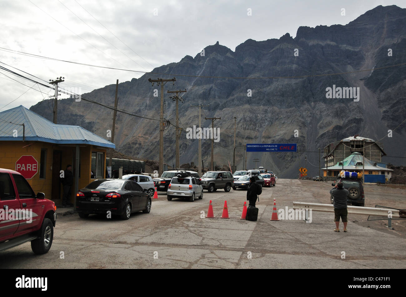 Mountain View Menschen durch den Verkehr nähert sich der argentinisch-chilenischen Grenzposten verlassen Gipfel Uspallata Pass, Ruta 7, Anden, Chile Stockfoto