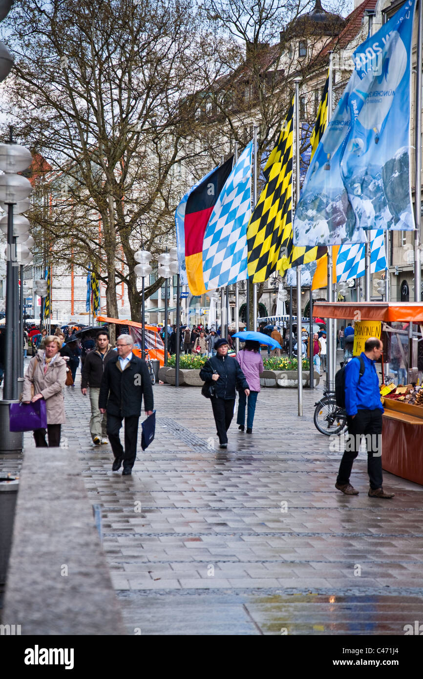 Einem feuchten Frühlingstag in einer Münchner Straße, Deutschland Stockfoto