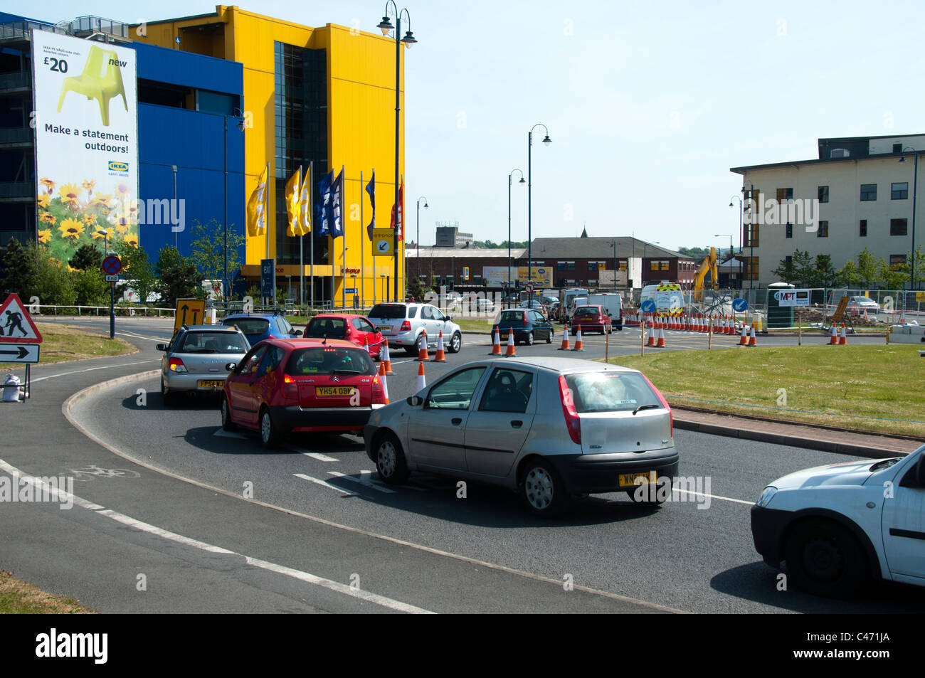 Straßenbauarbeiten in der Nähe des Ikea-Ladens, die zu Staus führen, Lord Sheldon Way, Ashton Under Lyne, Tameside, Manchester, England, Großbritannien Stockfoto
