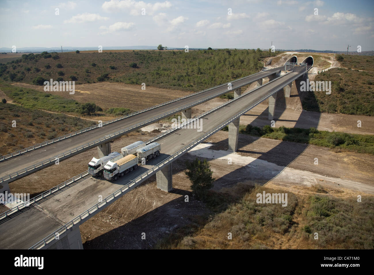 Luftaufnahme der Mautstraße Highway Nr. 6 über die Höhen von Menashe Stockfoto