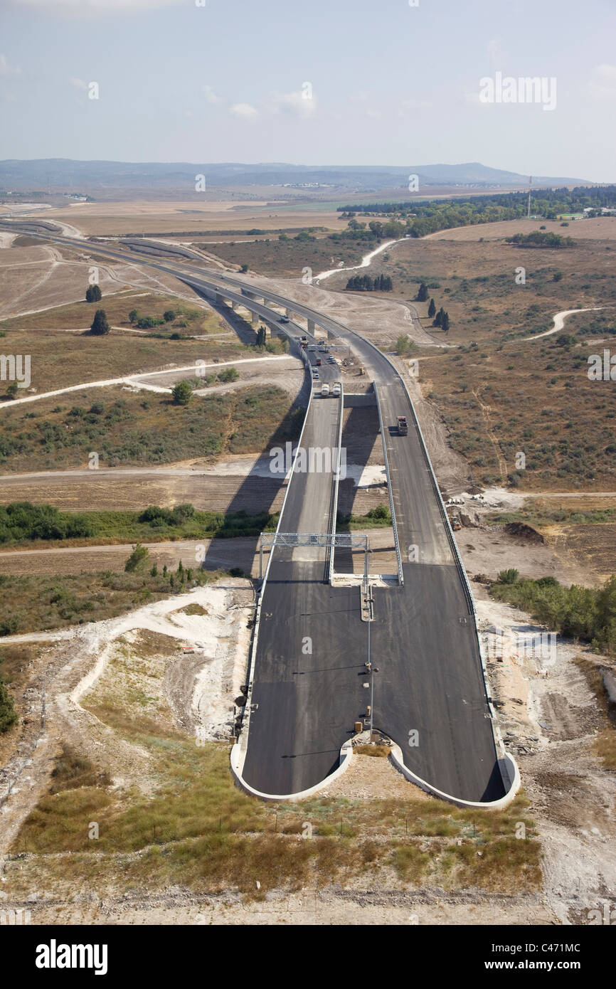 Luftaufnahme eines Tunnels der Mautstraße Highway Nr. 6 über die Höhen von Menashe Stockfoto