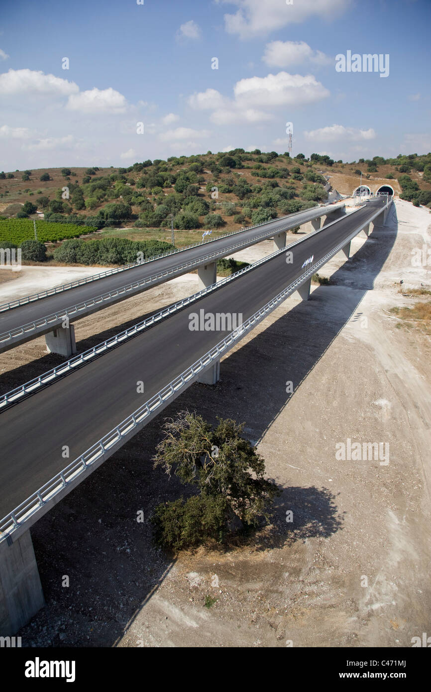 Luftaufnahme der Mautstraße der Autobahn Nummer 6 Höhenarbeiten Menashe Stockfoto