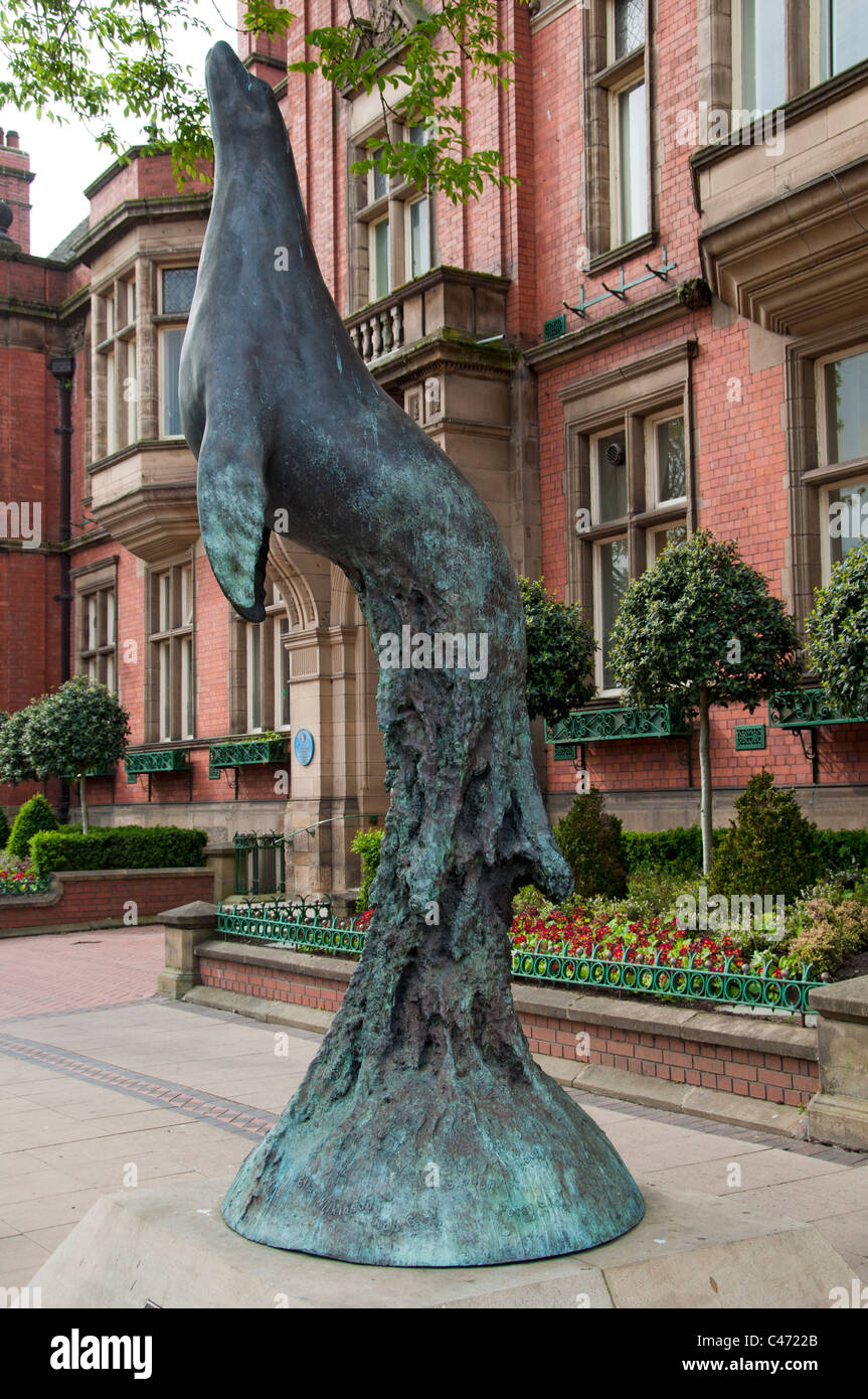 Das Hyde Seal. Tribut an das Wasserpoloteam der Hyde Seals, Weltmeister 1904-6. Hyde, Tameside, Manchester, England, UK Made by Castle Fine Arts Stockfoto