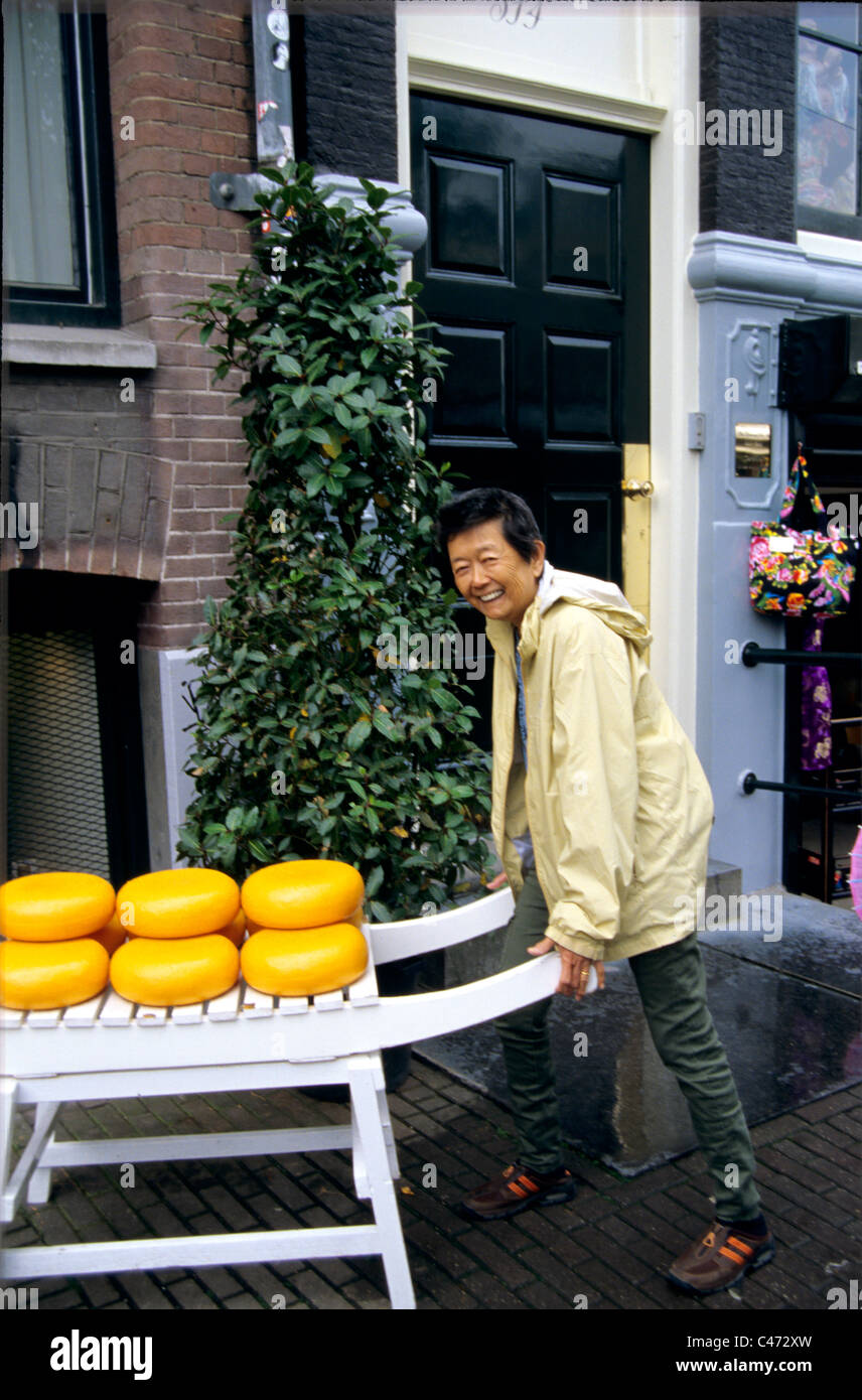 touristischen posiert mit berühmten original holländischen Käse in Amsterdam Stockfoto