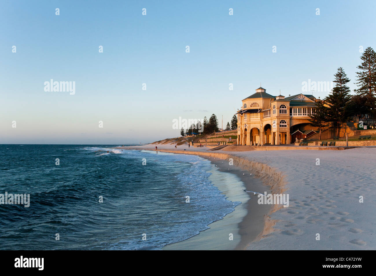 Indiana Cottesloe Beach (auch bekannt als Indiana Tea Rooms) in der Dämmerung. Cottesloe Beach, Perth, Western Australia, Australien Stockfoto