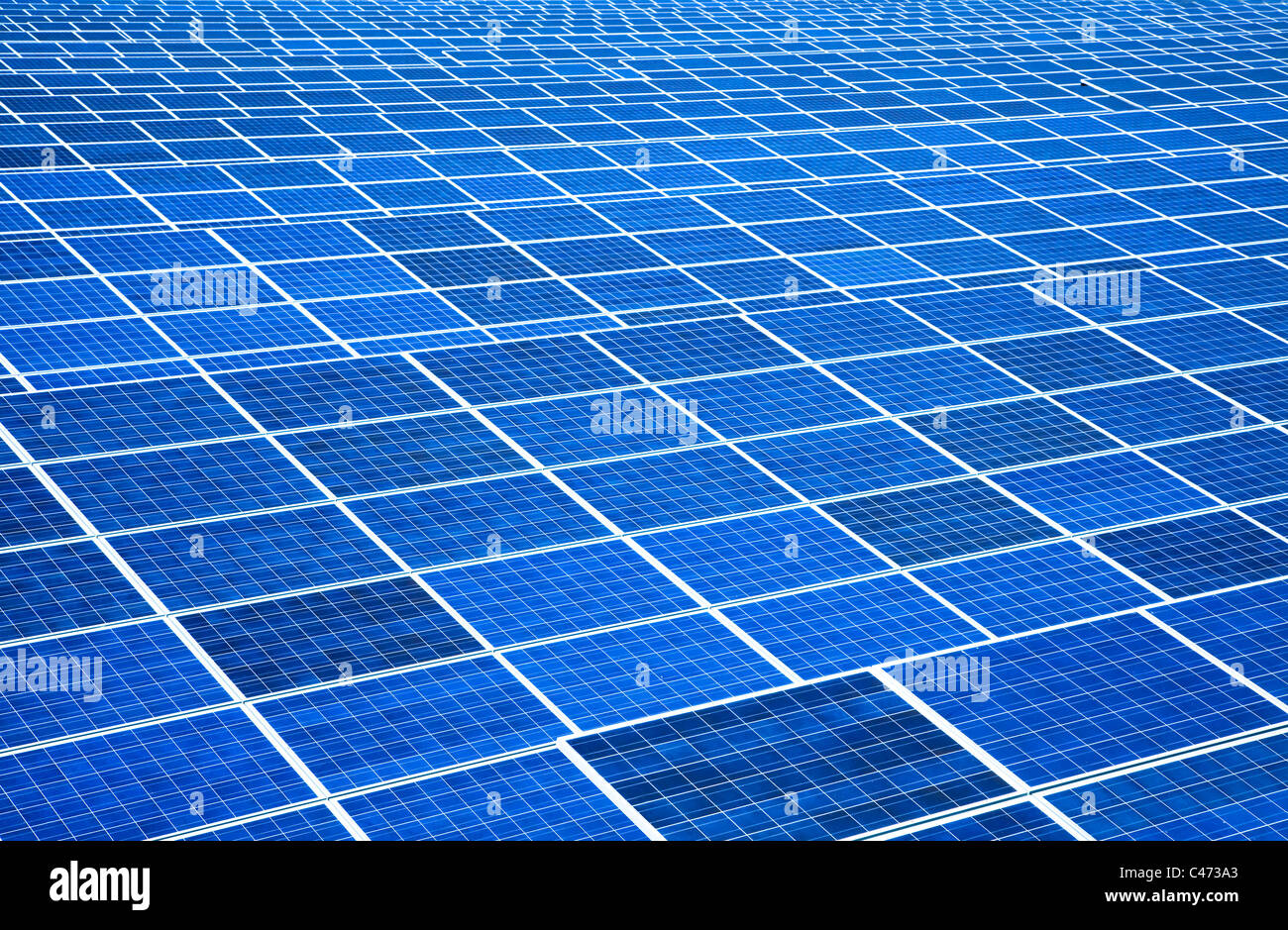 großflächige Solarpanel und Kraftwerk Stockfoto
